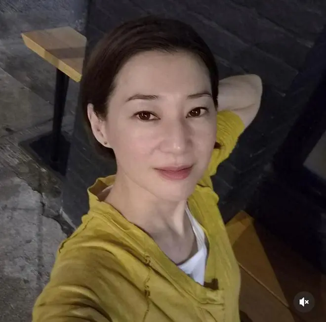 49岁港姐清空与丈夫合照,婚姻状况疑生变,二婚嫁入豪门隐忍多年