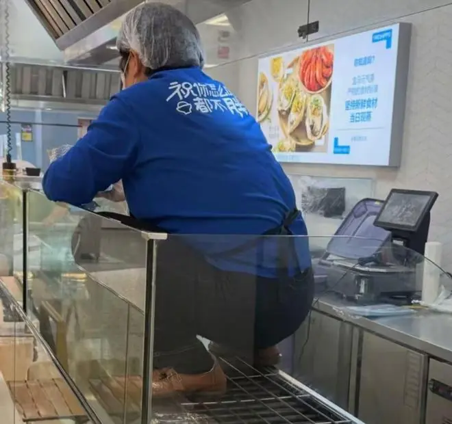 员工踩在烤网上？盒马：涉事门店档口停业整顿，全面消杀