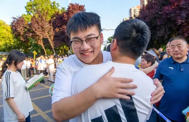 千年老话题:高考填报志愿,专业、学校、城市,到底哪个优先?
