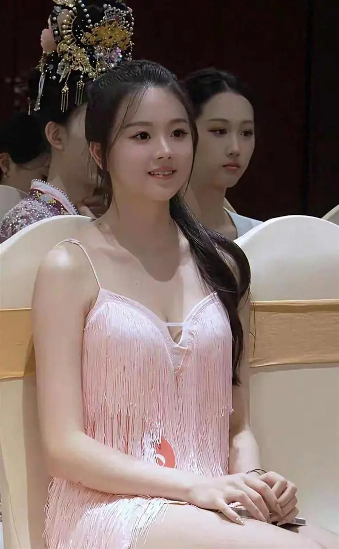 广西选美冠军刘世欣,长相甜美,一脸福相,1米8大长腿太养眼了