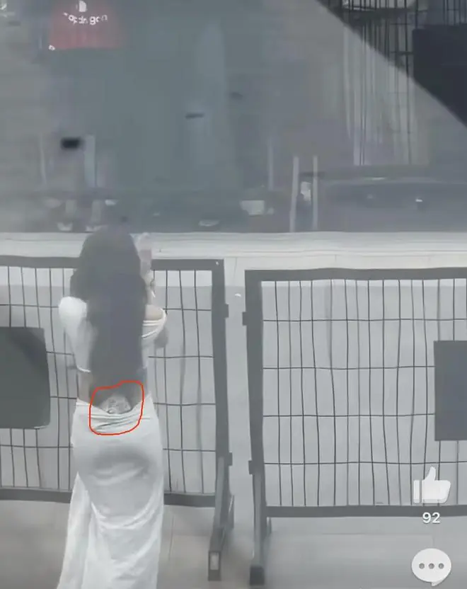 Lisa把手机藏在礼服后腰,粉丝夸赞Lisa的腰细,只比手机宽一点点