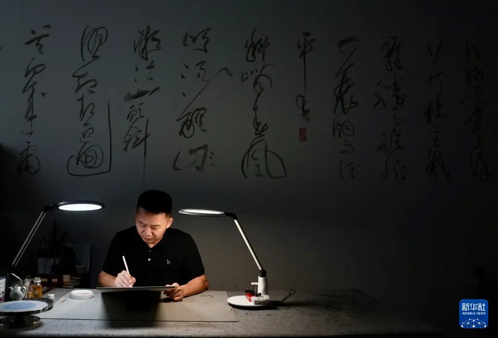 图片故事丨陶瓷微书：方寸之间的极致匠心