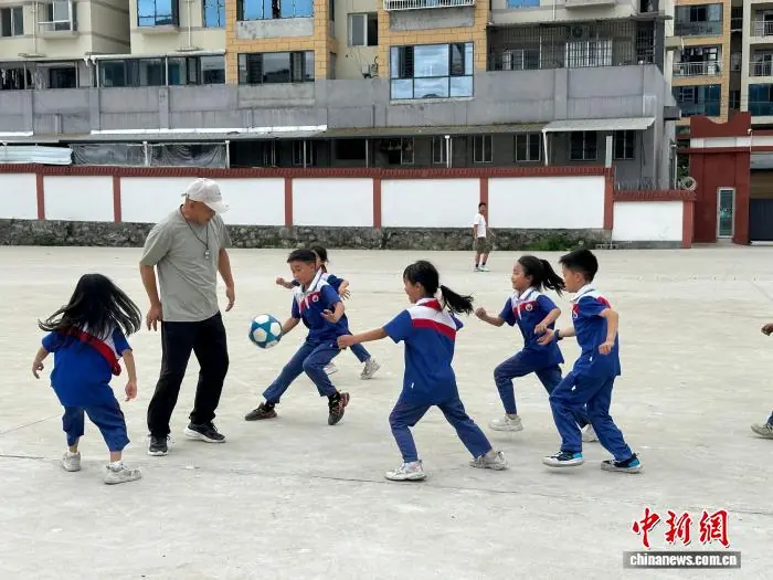 从珠三角到武陵山：体育支教与山区小学的一场足球接力