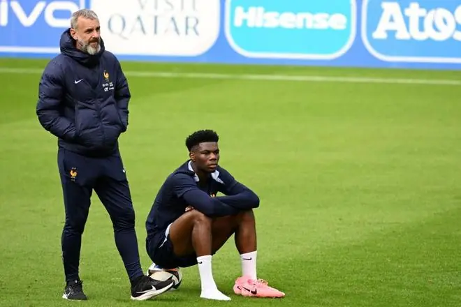 队报:楚阿梅尼缺席法国队训练,出战摩洛哥成疑