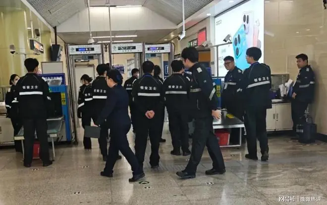 地铁站的美女安检员越来越多了