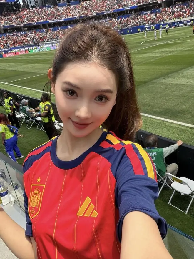 体育女主持金佳悦现场观战西班牙vs比利时，为亚马尔加油