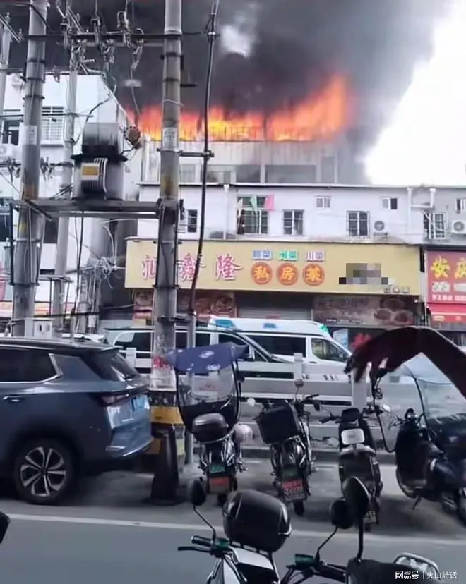 福建晋江一鞋厂突发火灾！多名工人光着身，在楼顶平台避险，35台救援车抢险，成舆论焦点