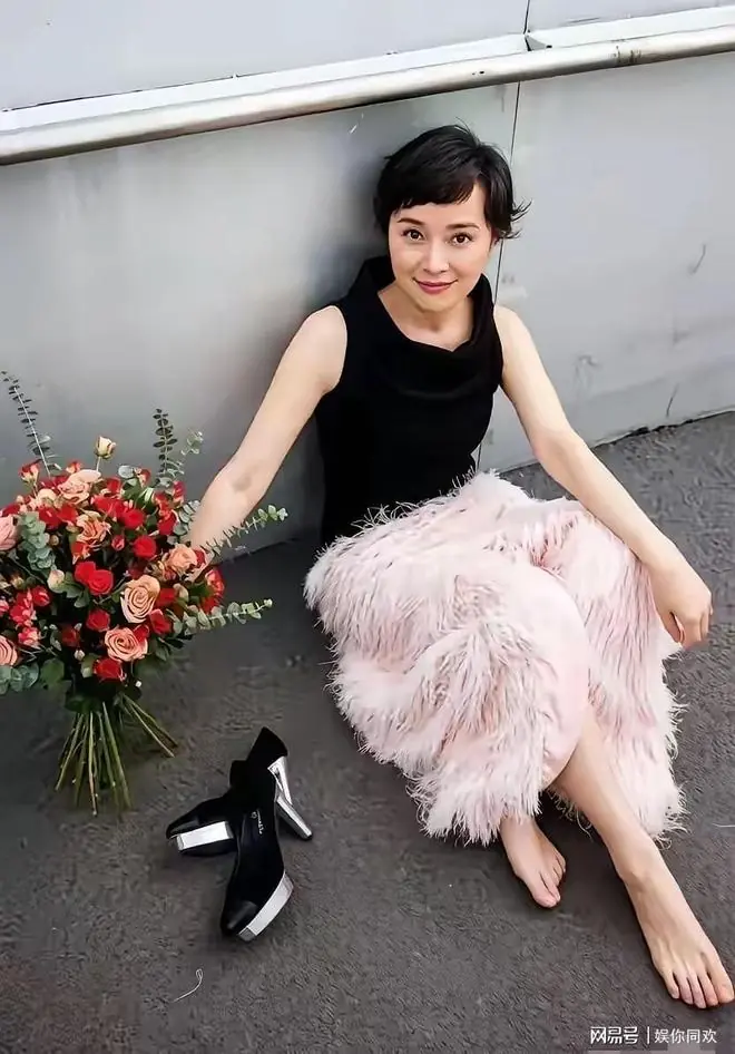 吴越玉足也好看了,老话说看脚识美人果然不假