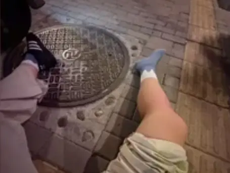 “谁把我车祸掉的鞋捡走了？”青岛女生交通事故后发帖寻鞋 阿迪达斯意外回应