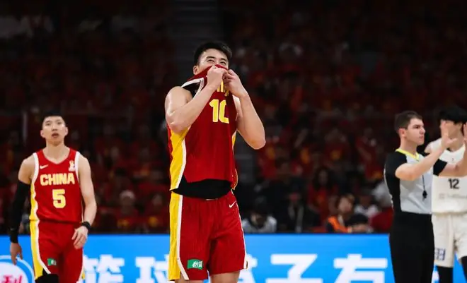 破案！小杨G联赛大杀四方，回国却成4不像原因找到，名记说出实情