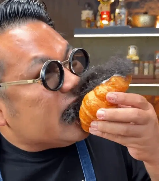 猎奇美食！泰国一烘焙店推出“黑发可颂”走红