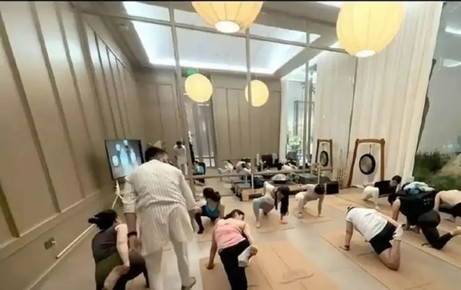 郑州印度教练偷拍牟利事件后续!6个中国丈夫大闹瑜伽馆,毁了6个普通家庭