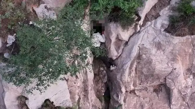 女子摸黑上山看日出一脚踩空坠下百米高崖，幸运卡在距地面40多米高岩缝中，奋力呼喊被夜钓人听到报警获救