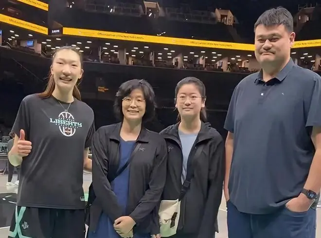 姚明带一家亮相纽约，16岁女儿1米98，他状态不错，和叶莉感情好