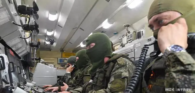 乌军10枚导弹袭莫斯科,普京罕见穿军装,西方沉默
