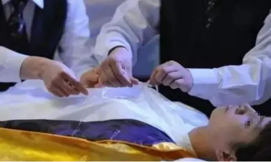 火葬场烧尸人自述,一般漂亮女尸刚来,师傅都要我留下两天