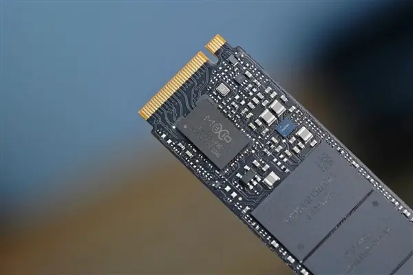 AI算力需求激增引爆存储芯片涨价潮，终端价格翻倍，行业观望情绪浓厚