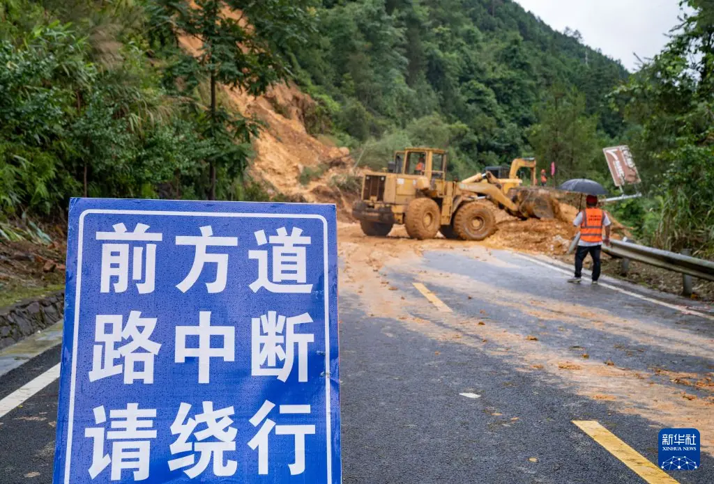 广西来宾:抢修受灾公路